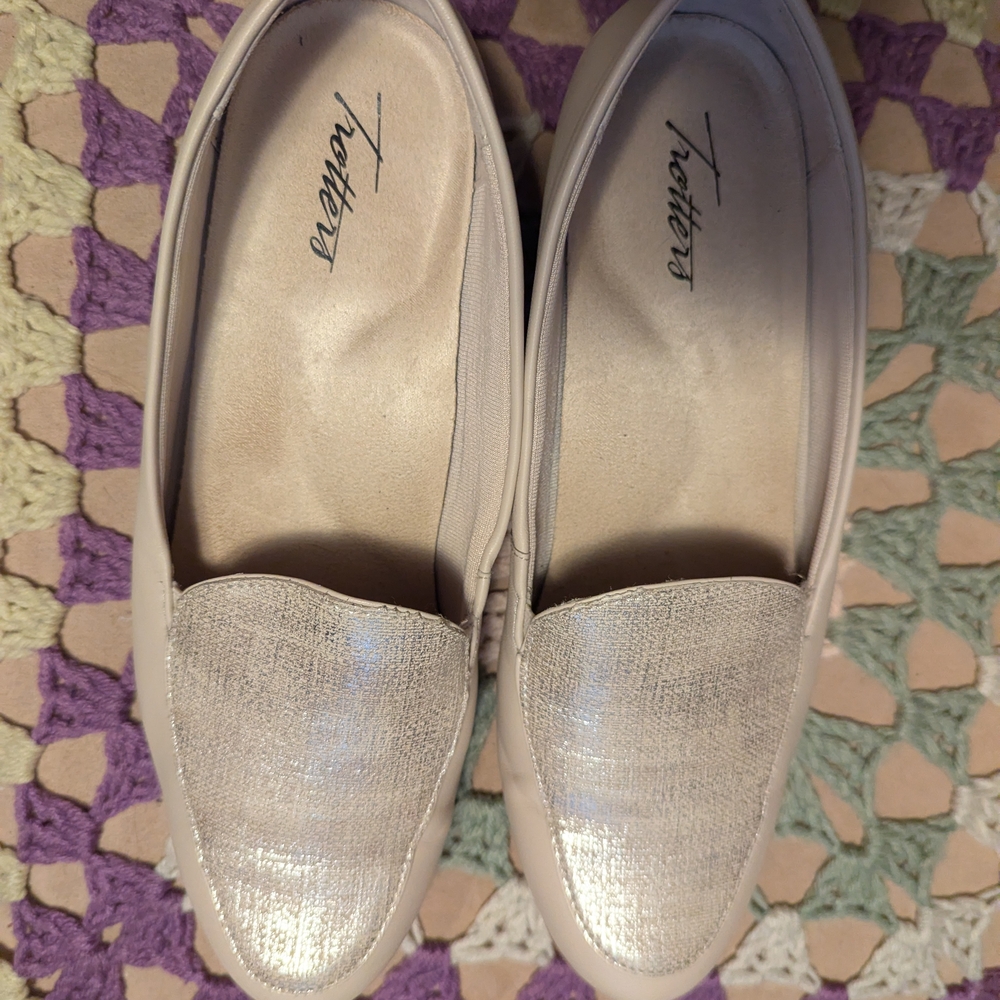 Trotters Women's Beige and Silver Loafers